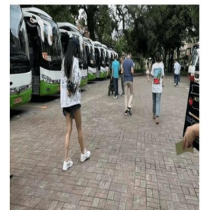 baby送儿上学,双腿暴露年龄,黄晓明家长群备注暗示女方好事将近