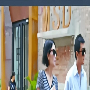 王菲现身街头感叹她真实的美,素颜清秀温婉,穿素裙都这么有气质