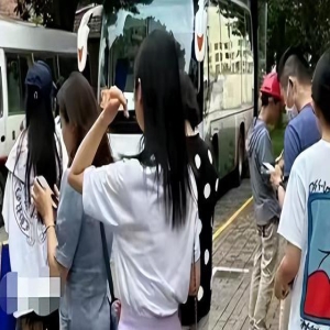 baby与小海绵教室互动画面曝光,疑搞明星特权被嘲,儿子正脸曝光