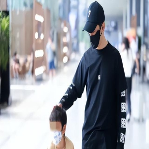 Baby母子教室互动引争议!7岁海绵国籍成谜,黄晓明疑现身不理睬