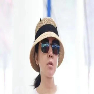 闫妮走机场大变样,素颜没气色仍大大方方的,真实的老但看着舒服