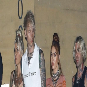 行走的三文鱼!梅根·福克斯清凉出街 似皇帝新衣