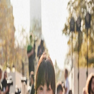 女星吴昕晒出美照,穿束腰抹胸裙美如画,身型纤细肩颈线迷人