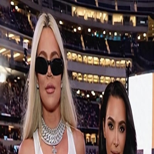 金·卡戴珊参加完演唱会后,秀出了沙漏曲线,闪闪发光