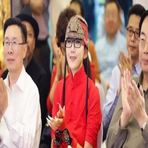 太辣眼!杨丽萍新舞蹈动作轰动全场,男舞者穿底裤被摸私处不避嫌