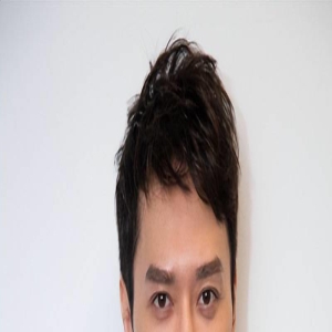 冯绍峰带儿子观看灯光秀,细节透露亲子深情,40岁保姆风采独特