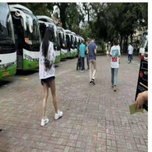 杨颖送小海绵上学,她与黄晓明同在家长群,两人备注名被曝