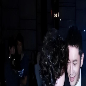 黄晓明母亲太年轻了,70岁还有婴儿肌,黄晓明变身乖巧小子