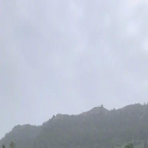 51岁袁立无惧世俗眼光!与小11岁老公甜蜜游玩,素颜穿成大妈