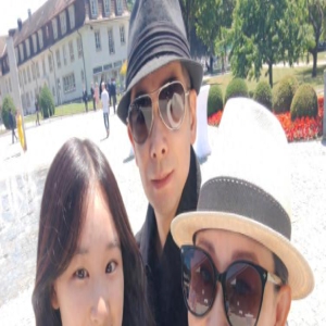 赵文卓43岁老婆疑怀4胎,衣着宽松小腹隆起显孕相,结婚17年育3子