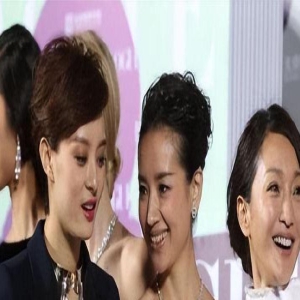 43岁董洁同框48岁周迅输太狠,精心打扮也比不上周迅的随性气质