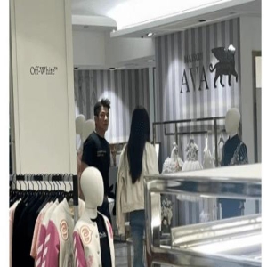 57岁郭富城英国给女儿买衣服,还带方媛逛爱马仕,又壕又宠妻