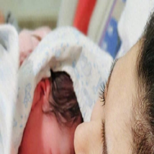 Selina自然生下儿子!Ella喊小腰果做好朋友,前夫却被指回应冷淡