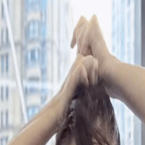 牛莉发量稀疏断崖式衰老,美颜后容貌大变样,但身材保持的很好!