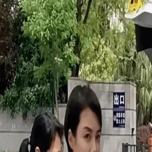 在路边拍到车晓,素颜大大方方的还穿普通T恤,豪门阔太气质消失