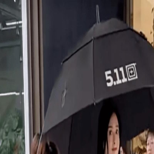 蒋欣在街头穿短裤大大方方露腿,40岁还是少女状态,而且一点不胖