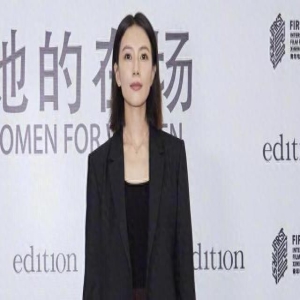 高圆圆带火了一种穿搭叫“前面保守,后面放纵”,很时髦