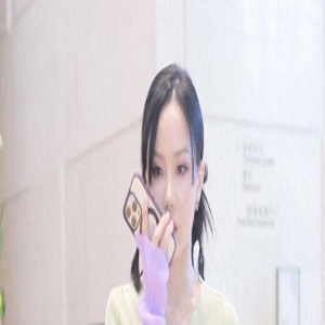 黄龄《时光音乐会》上班路透,身穿淡绿拼色长裙温柔恬静