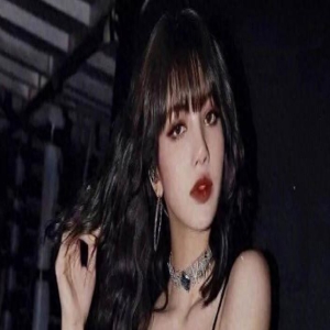 Lisa加盟疯马秀引争议!挑战蒂塔酒杯脱衣舞,与三公子恋情恐告吹