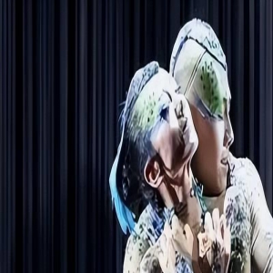 杨丽萍探索“阴阳双修”,臀部半露引发热议,本人回应:回归原始