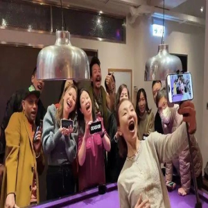 张曼玉素颜大大方方出镜,身材干巴巴的眉毛都秃了,但她毫不在乎