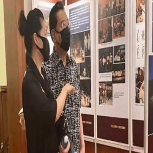 路人拍李双江夫妻好腻歪,一个返老还童打扮体面,一个丸子头减龄