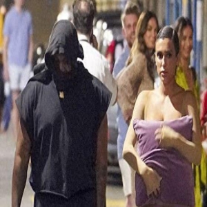 坎爷28岁新妻只用靠垫遮体,频繁“近乎赤身”,被担心遭到了控制