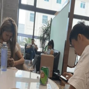 王思聪现身江西上饶高铁站,身边又有一位新女友,身材十分出众