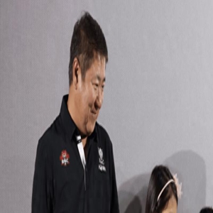 金巧巧不愧是博纳老板娘!连生俩娃仍有细腰长腿,穿黑裙也不显老