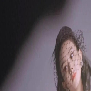 赵丽颖《时装男士》九月封面,穿黑色抹胸大秀美腿,宛若霸气女王