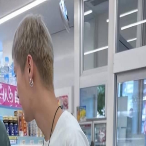 鹿晗关晓彤游日本被偶遇,女方大长腿瞩目,男方被批没有事业心