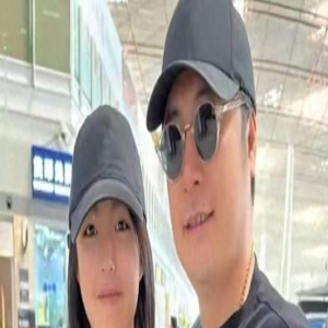 王岳伦机场送女儿,王诗龄穿短裤暴露真实身材,蜂腰细腿都是假的