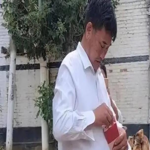 大衣哥带儿子参加饭局,小伟毕恭毕敬向长辈敬酒,确实成熟了许多