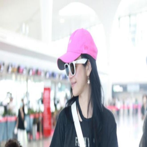 陈妍希现身上海机场又白又瘦!全身行头超6万,6岁小星星曝光酷似陈晓