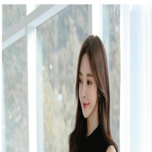 美女孙允珠轻熟风写真,粉色鱼尾裙优雅灵动,展现魅力身姿