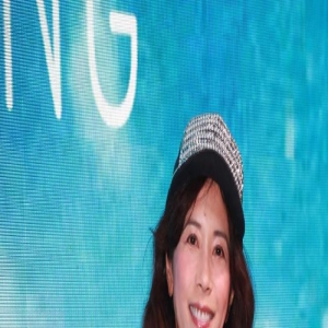 莫文蔚带83岁妈妈出席活动,母女长得很像,与乐基儿等老友聚会