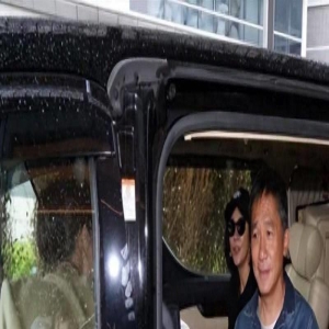 现身机场!梁朝伟捧威尼斯电影节奖杯返港,香港电影再度辉煌