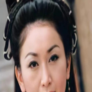 温碧霞一家3口出游,大热天不敢露耳朵,13岁养子越长越像父亲!