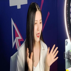 小主播向大网红二驴下跪拜师,遭网友吐槽:毫无尊严!