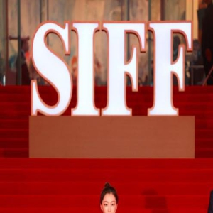 上海电影节红毯群星云集 吴京周冬雨易烊千玺助阵