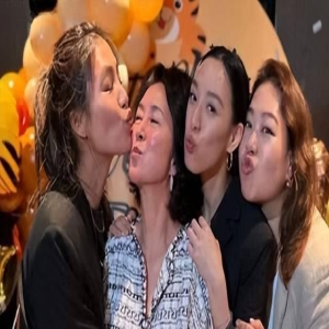 何超琼61岁生日,干女儿为她补办生日派对,俩人贴脸紧搂似亲母女