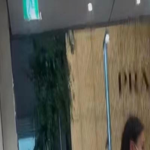 那英被网暴7天现身日本,与爱女逛平价店接地气,女儿欧美范近170