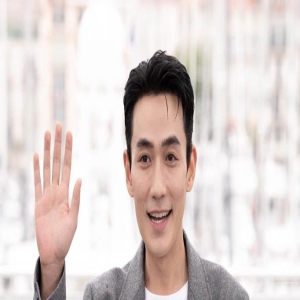 《河边的错误》戛纳首映 朱一龙全程微笑自信松弛