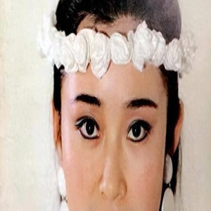 她25岁爆红,台上风情万种,台下守身如玉,如今58岁成肖战老板娘