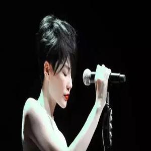 与谢霆锋重拾爱恋,与女儿们姐妹相称,王菲活出自己真正的人生