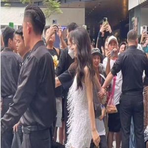 赵今麦现身成都参加活动,脚踩10公分恨天高,着装成熟惹争议