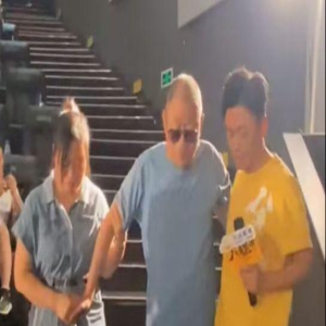 王宝强回老家宣传新片，父亲姐姐罕见露面，姐弟颜值如同复制粘贴