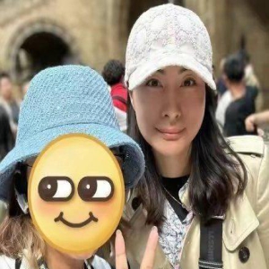 郭晶晶霍启刚全家从伦敦返港!9岁儿子独自拖2个大箱子,网友炸锅