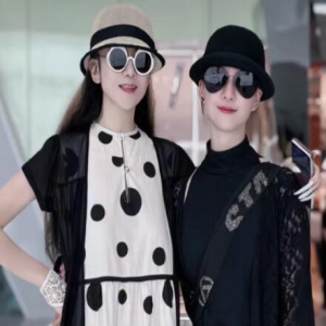 杨丽萍和侄女回大理!24岁小彩旗变贴心,越长越像杨丽萍!