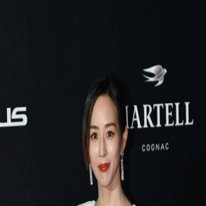 张钧甯罕见大胆穿着现身，一身V领白裙气质大方，肌肉线条很健美